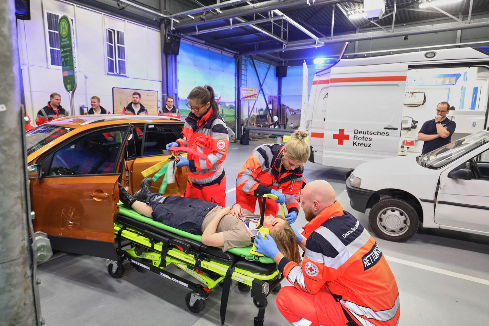 Auszubildende simulieren die Rettung aus einem Auto