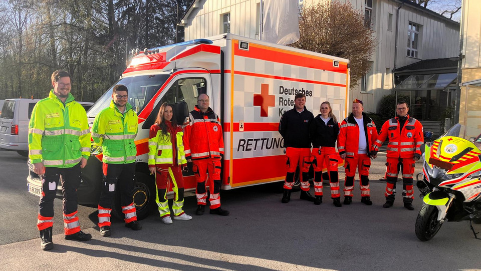 Einsatzkräfte vor Rettungsschule SiTZ