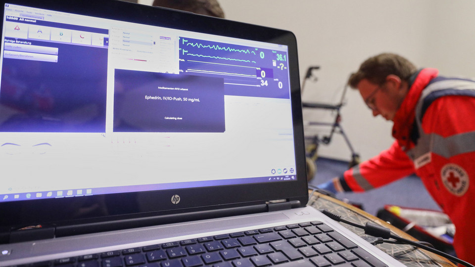 Monitor im Vordergrund mit medizinischen Informatioenen