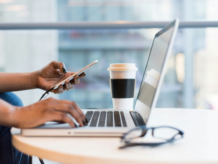 Junge Frau schreibt eine Bewerbung am Laptop